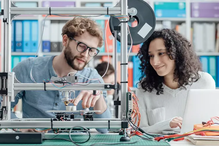 工程系学生使用3D打印机